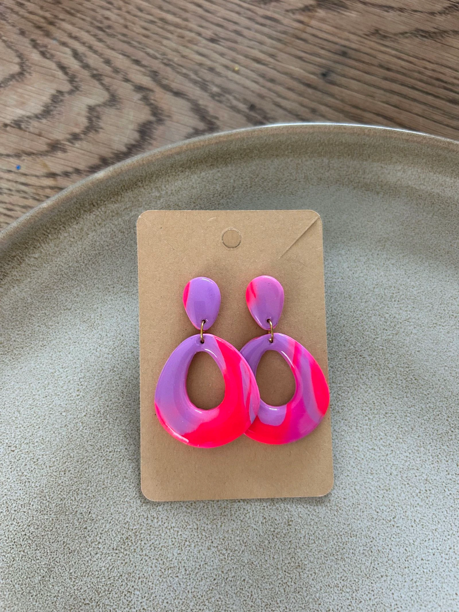 *nieuw* lila oorbellen met neon roze 